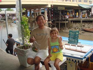 Papa and Liz eating padthai at the floating market
